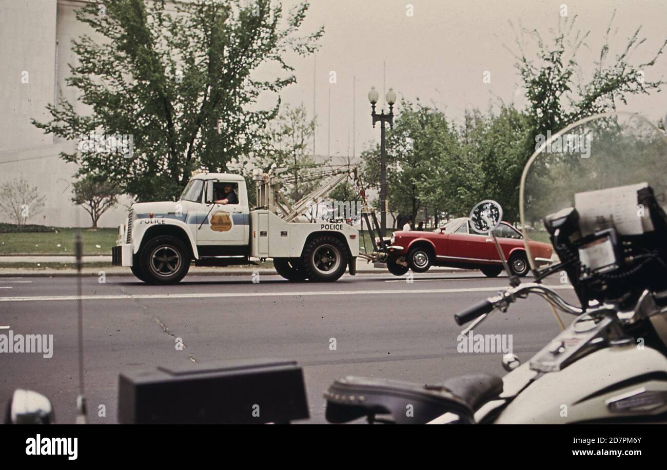 Jedes Auto auf der Constitution Avenue geparkt; eine große Arterie; unterliegt Abschleppen nach 3 Uhr in Washington D.C> ca. 1973 Stockfoto