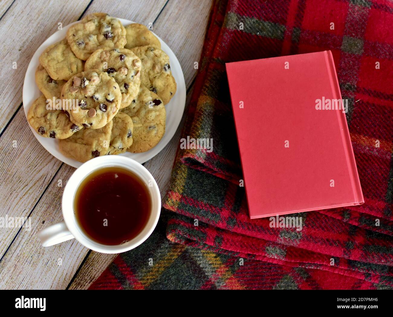 Frische warme hausgemachte Kekse zum Entspannen und genießen mit Tee Und gutes Buch an kalten Winternachmittagen zu Hause gesperrt Stockfoto