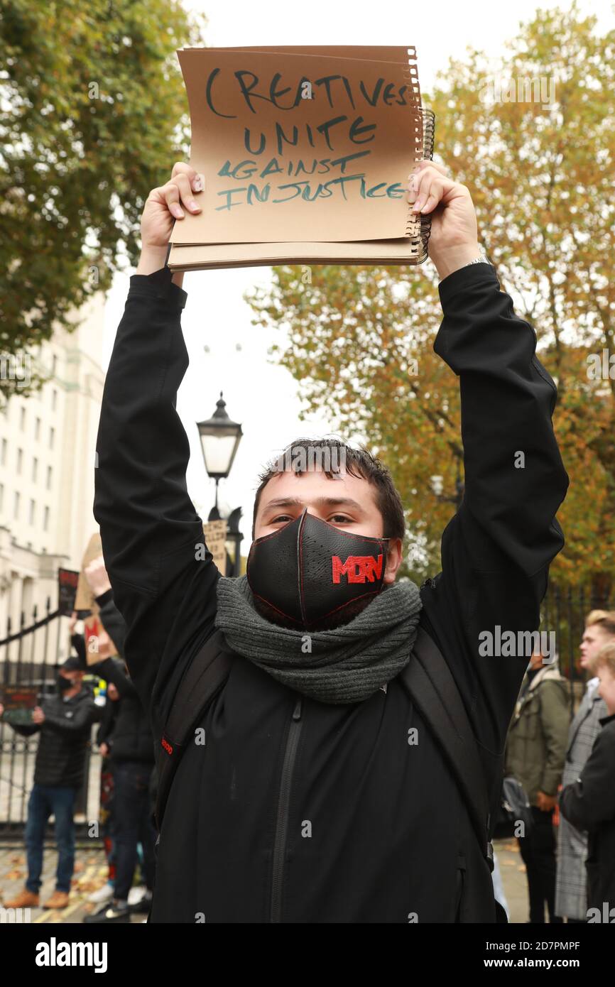 Whitehall, London, Großbritannien. Okt. 2020. Menschen, die in der Kreativwirtschaft arbeiten, protestieren im Zentrum Londons. Credit Natasha Quarmby/ALAMY Live News Stockfoto