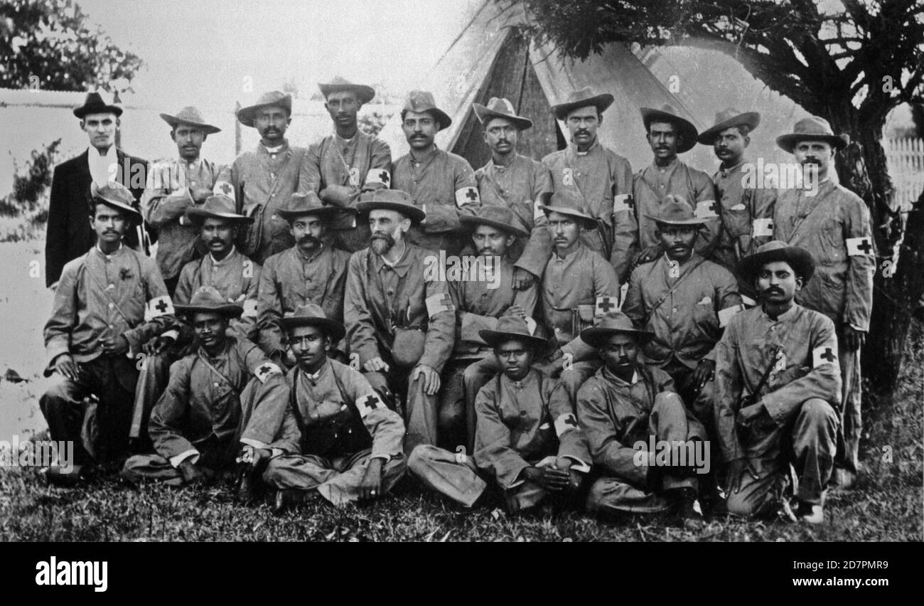 'SüdAfrika Geschichte: Gandhi mit den Trage-Trägern des indischen Ambulanzkorps während des Burenkrieges; Südafrika.Stehen: H. Kitchen; L. Panday; R. Panday; J. Royeppen; R.K. Khan; L. Gabriel; M.K. Kotharee; E. Peters; D. Vinden; V. Madanjit.Middle Row: W. Jonathan; V. Lawrence; M.H. Nazar; Dr. L.P. Stand; M.K. Gandhi; PK Naidoo; M. Royeppen.Front Row: S. Shadrach; ''Professor'' Dhundee; S. D. Moddley; A. David; A. A. A. Gandhi. Ca. 1899-1900' Stockfoto 'SüdAfrika Geschichte: Gandhi mit den Trage-Trägern des indischen Ambulanzkorps während des Burenkrieges; Südafrika.Stehen: H. Kitchen; L. Panday; R. Panday; J. Royeppen; R.K. Khan; L. Gabriel; M.K. Kotharee; E. Peters; D. Vinden; V. Madanjit.Middle Row: W. Jonathan; V. Lawrence; M.H. Nazar; Dr. L.P. Stand; M.K. Gandhi; PK Naidoo; M. Royeppen.Front Row: S. Shadrach; ''Professor'' Dhundee; S. D. Moddley; A. David; A. A. A. Gandhi. Ca. 1899-1900' Stockfoto