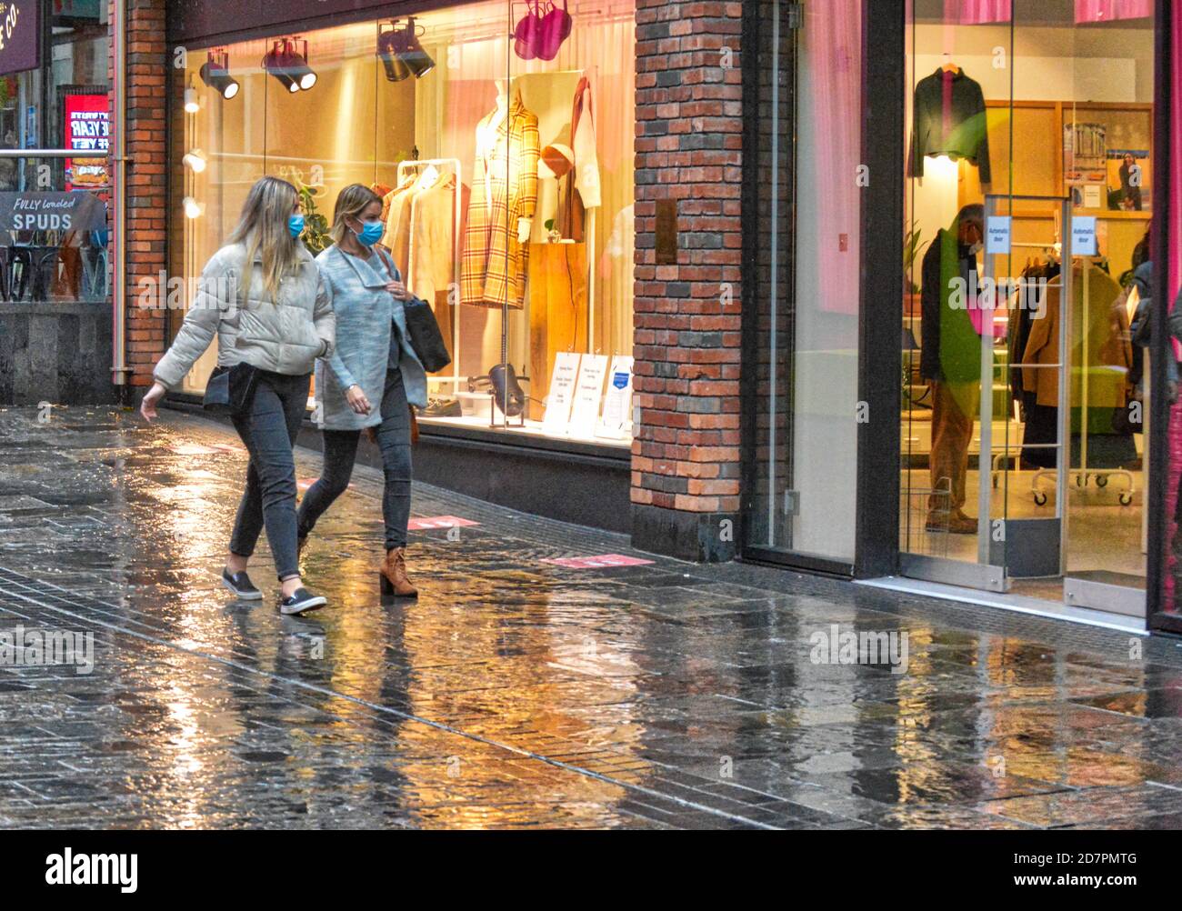 Menschen einkaufen während Pandemiezeiten in Cabot Circus Bristol, Großbritannien. Stockfoto