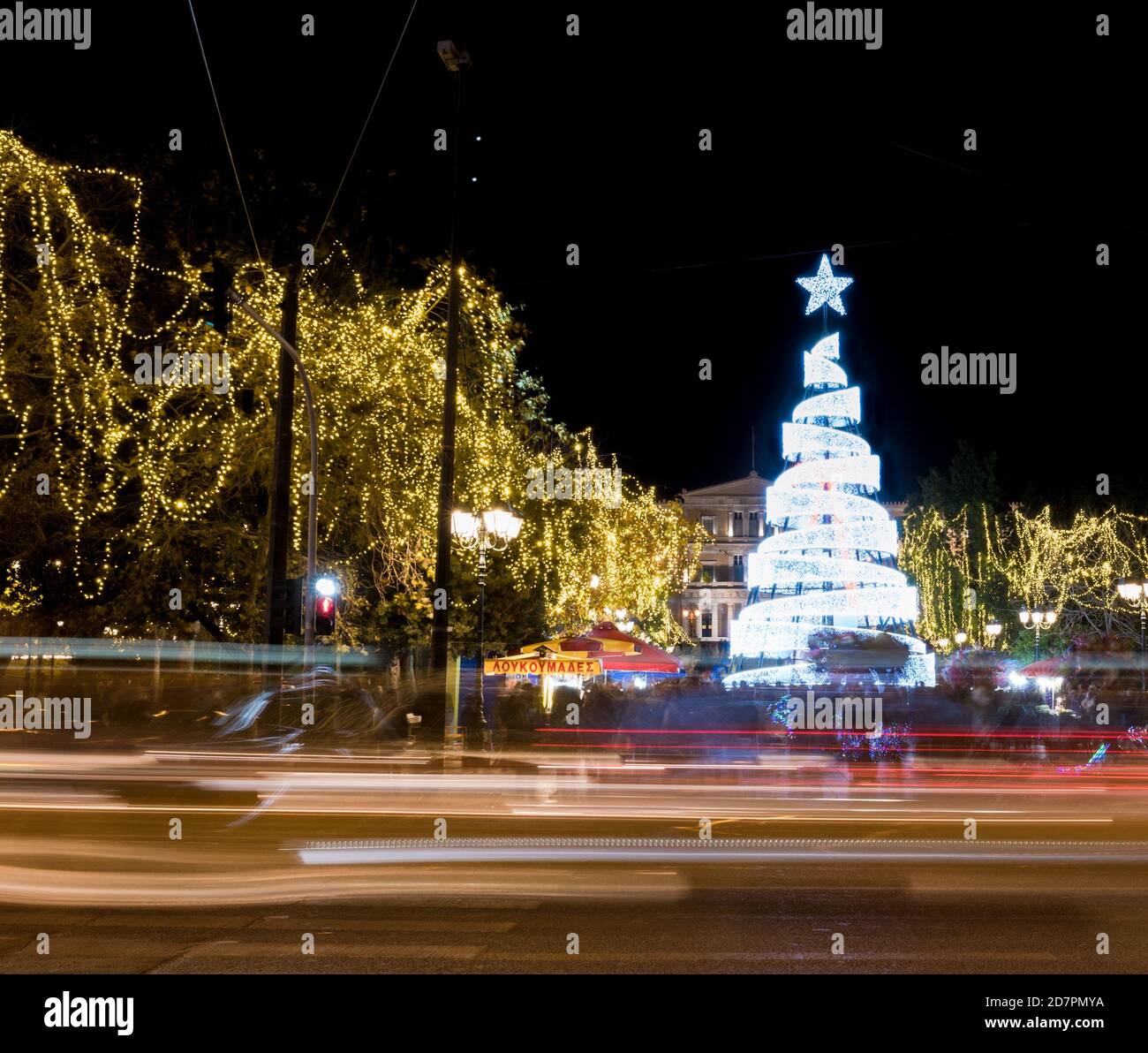 Wenn die Sonne untergeht. Der Vogel fliegt ins Unbekannte Stockfoto