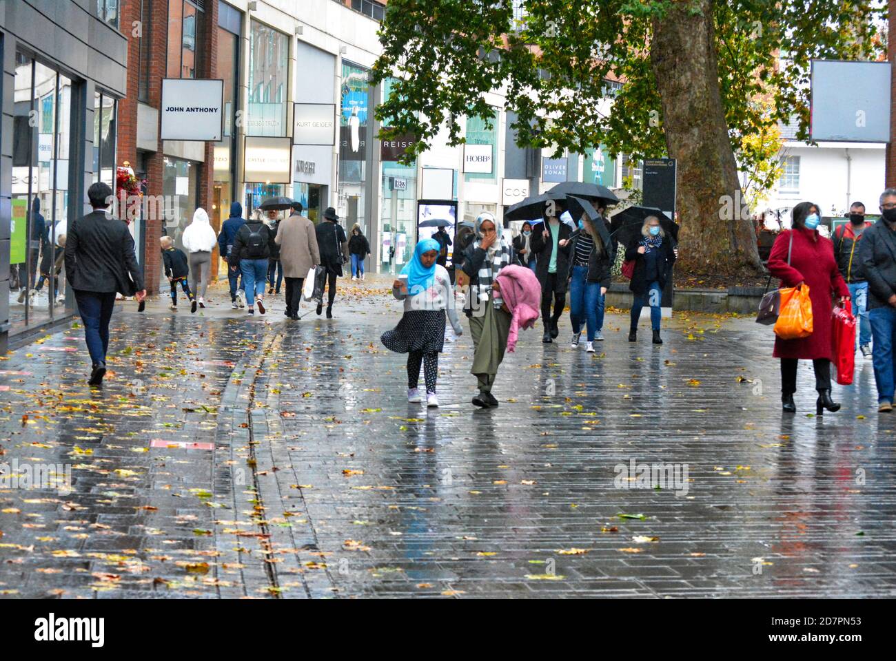 Menschen einkaufen während Pandemiezeiten in Cabot Circus Bristol, Großbritannien. Stockfoto