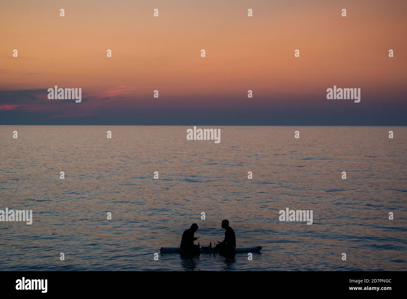 Paddle Board bei Sonnenuntergang Stockfoto