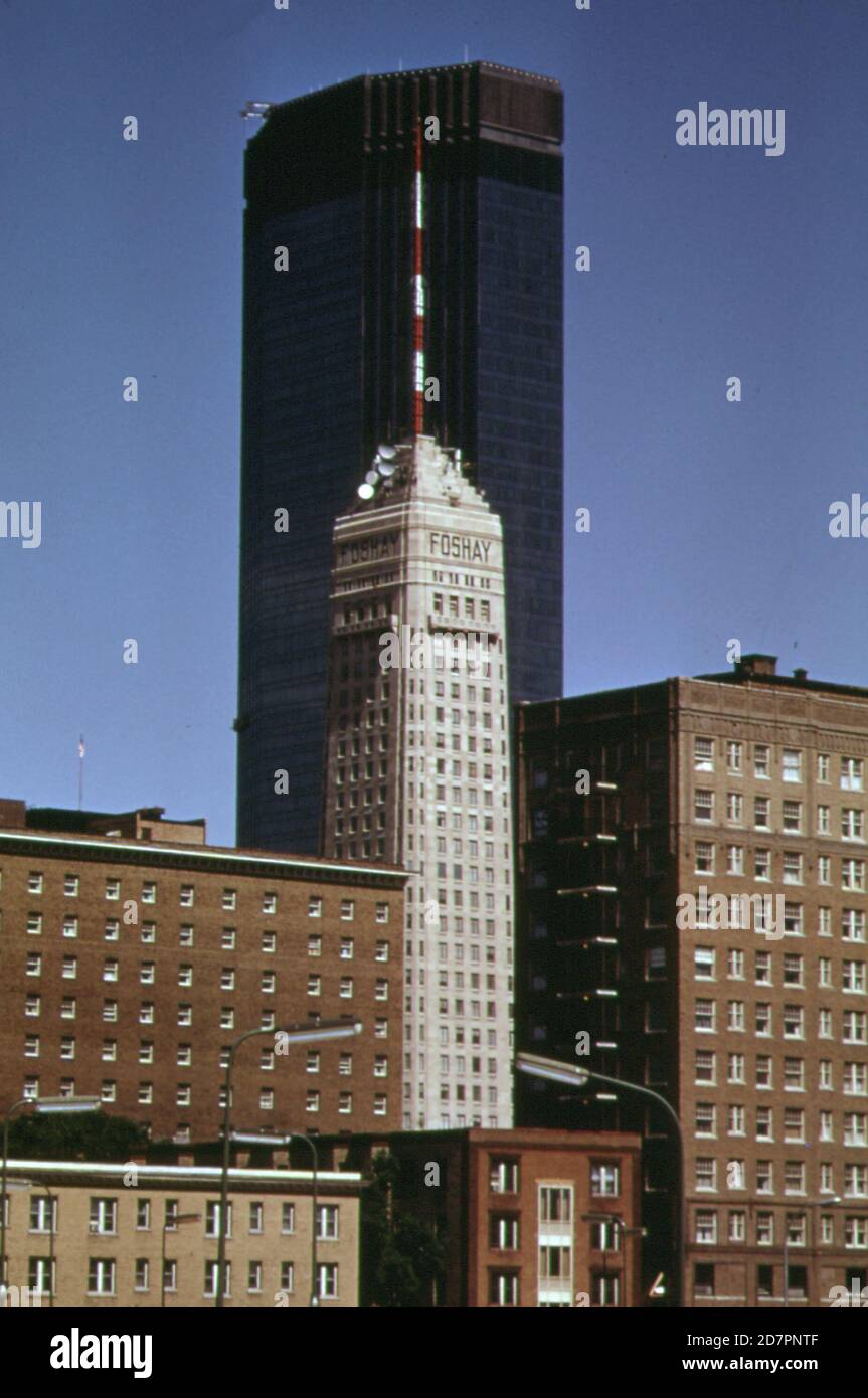 Foshay Tower, der erste Wolkenkratzer in der Innenstadt von Minneapolis, wird vom neuen I.D.S. in den Schatten gestellt Zentrieren. Beide Gebäude liegen in der Nähe der Nicollet Mall (in oder in der Nähe von Minneapolis) Ca. 1973 Stockfoto
