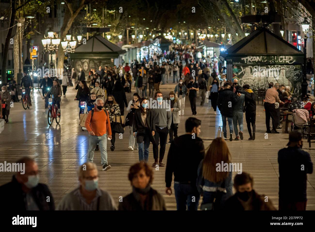 Barcelona, Spanien. Okt. 2020. Menschen, die Gesichtsmasken tragen, gehen die Rambla in Barcelona entlang. Spanien Gerät in einen weiteren Alarmzustand, nachdem acht Regionen die Regierung aufgefordert haben, die Notfallmaßnahme umzusetzen, um Coronavirus-Infektionen einzudämmen. Quelle: Jordi Boixareu/Alamy Live News Stockfoto