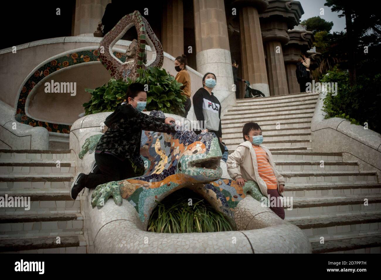 Barcelona, Spanien. Okt. 2020. Kinder tragen Gesichtsmasken und besuchen den Park Güell in Barcelona Pose für ein Foto an der Drachenkuppe. Spanien Gerät in einen weiteren Alarmzustand, nachdem acht Regionen die Regierung aufgefordert haben, die Notfallmaßnahme umzusetzen, um Coronavirus-Infektionen einzudämmen. Quelle: Jordi Boixareu/Alamy Live News Stockfoto