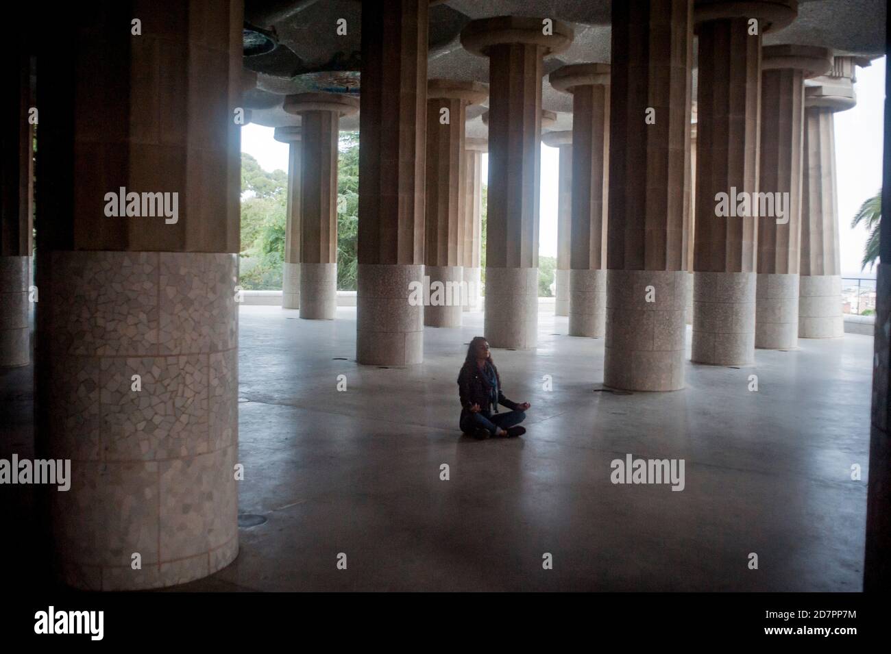 Barcelona, Spanien. Okt. 2020. Ein Besucher des Guell Parks in Barcelona sitzt in yogischer Haltung im Hypostyle Room, der von Antoni Gaudi entworfen wurde. Spanien Gerät in einen weiteren Alarmzustand, nachdem acht Regionen die Regierung aufgefordert haben, die Notfallmaßnahme umzusetzen, um Coronavirus-Infektionen einzudämmen. Quelle: Jordi Boixareu/Alamy Live News Stockfoto