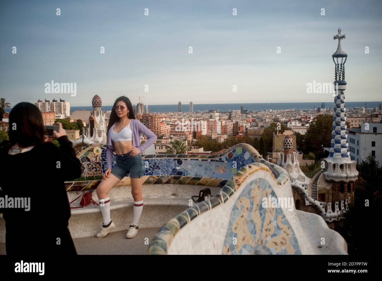Barcelona, Spanien. Okt. 2020. Ein Besucher posiert für ein Foto im Guell Park in Barcelona. Spanien Gerät in einen weiteren Alarmzustand, nachdem acht Regionen die Regierung aufgefordert haben, die Notfallmaßnahme umzusetzen, um Coronavirus-Infektionen einzudämmen. Quelle: Jordi Boixareu/Alamy Live News Stockfoto