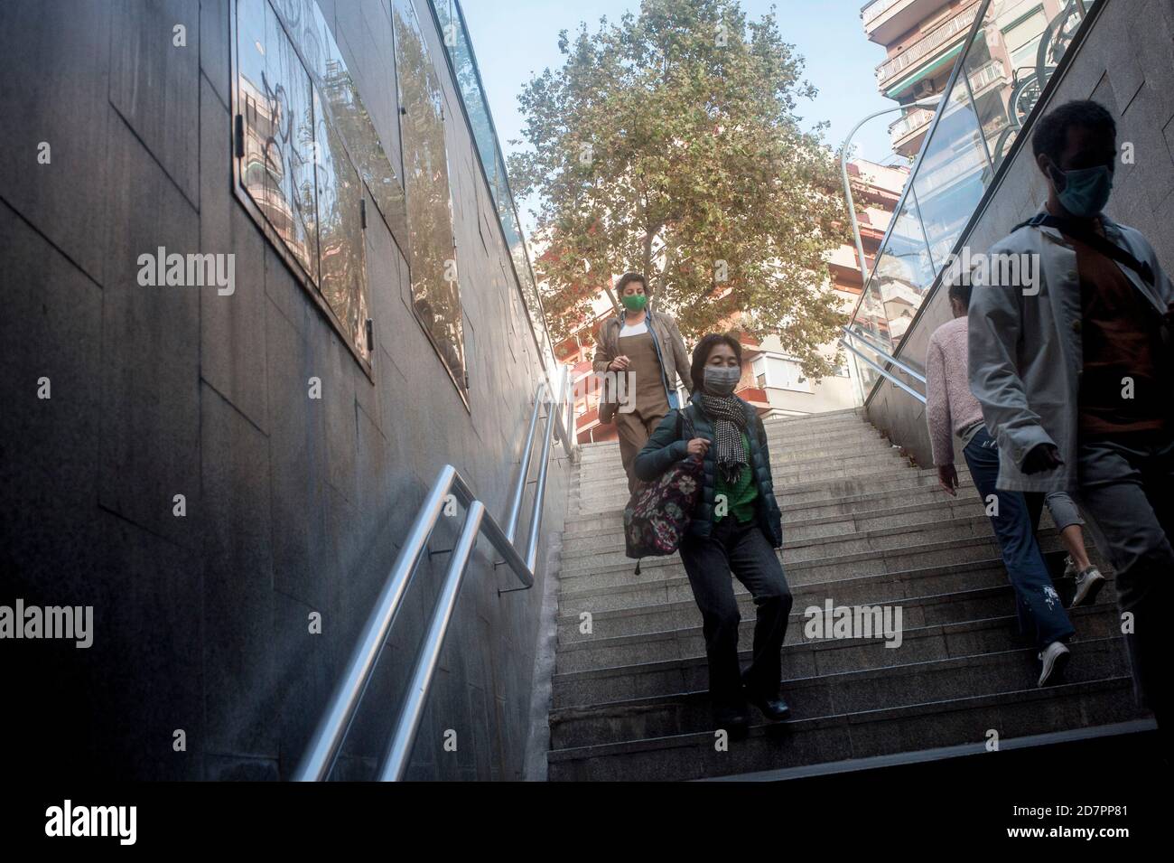 Barcelona, Spanien. Okt. 2020. Pendler mit Gesichtsmasken gehen die Treppe hinunter in Richtung Barcelona U-Bahn. Spanien Gerät in einen weiteren Alarmzustand, nachdem acht Regionen die Regierung aufgefordert haben, die Notfallmaßnahme umzusetzen, um Coronavirus-Infektionen einzudämmen. Quelle: Jordi Boixareu/Alamy Live News Stockfoto