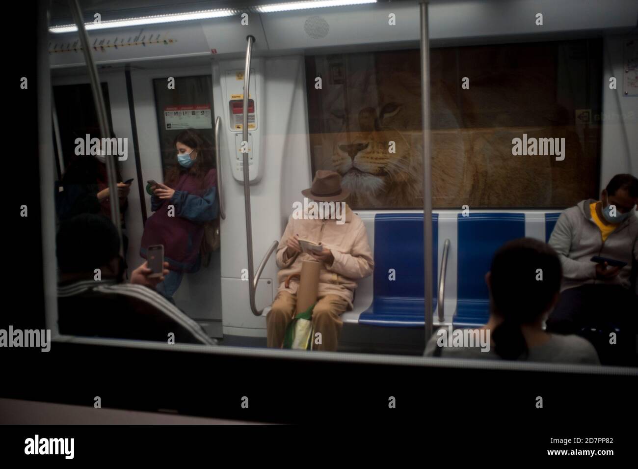 Barcelona, Spanien. Okt. 2020. Pendler tragen Gesichtsmasken fahren Barcelona U-Bahn inmitten Coronavirus Pandemie. Spanien Gerät in einen weiteren Alarmzustand, nachdem acht Regionen die Regierung aufgefordert haben, die Notfallmaßnahme umzusetzen, um Coronavirus-Infektionen einzudämmen. Quelle: Jordi Boixareu/Alamy Live News Stockfoto