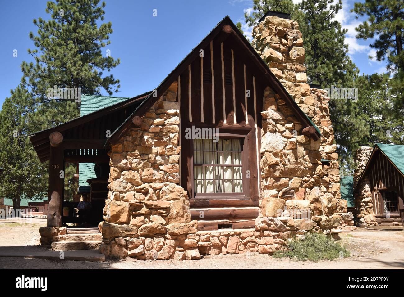 Bryce Canyon National Park, UT., USA 8/15/2020. Vintage Hütten mit Stein-set Gas-Kamine, kleine Terrasse, Stühle und Tisch. Hütte #533 Stockfoto