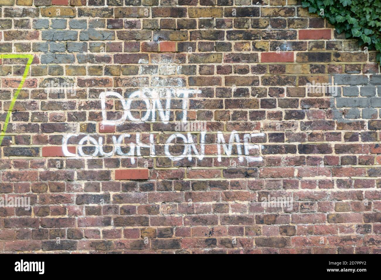 Hustet nicht auf mir. Schreiben von Graffiti auf Backsteinviadukt im Central Park, Chelmsford, Essex, Großbritannien, während der COVID 19 Coronavirus-Pandemie. Infizierende Referenz Stockfoto
