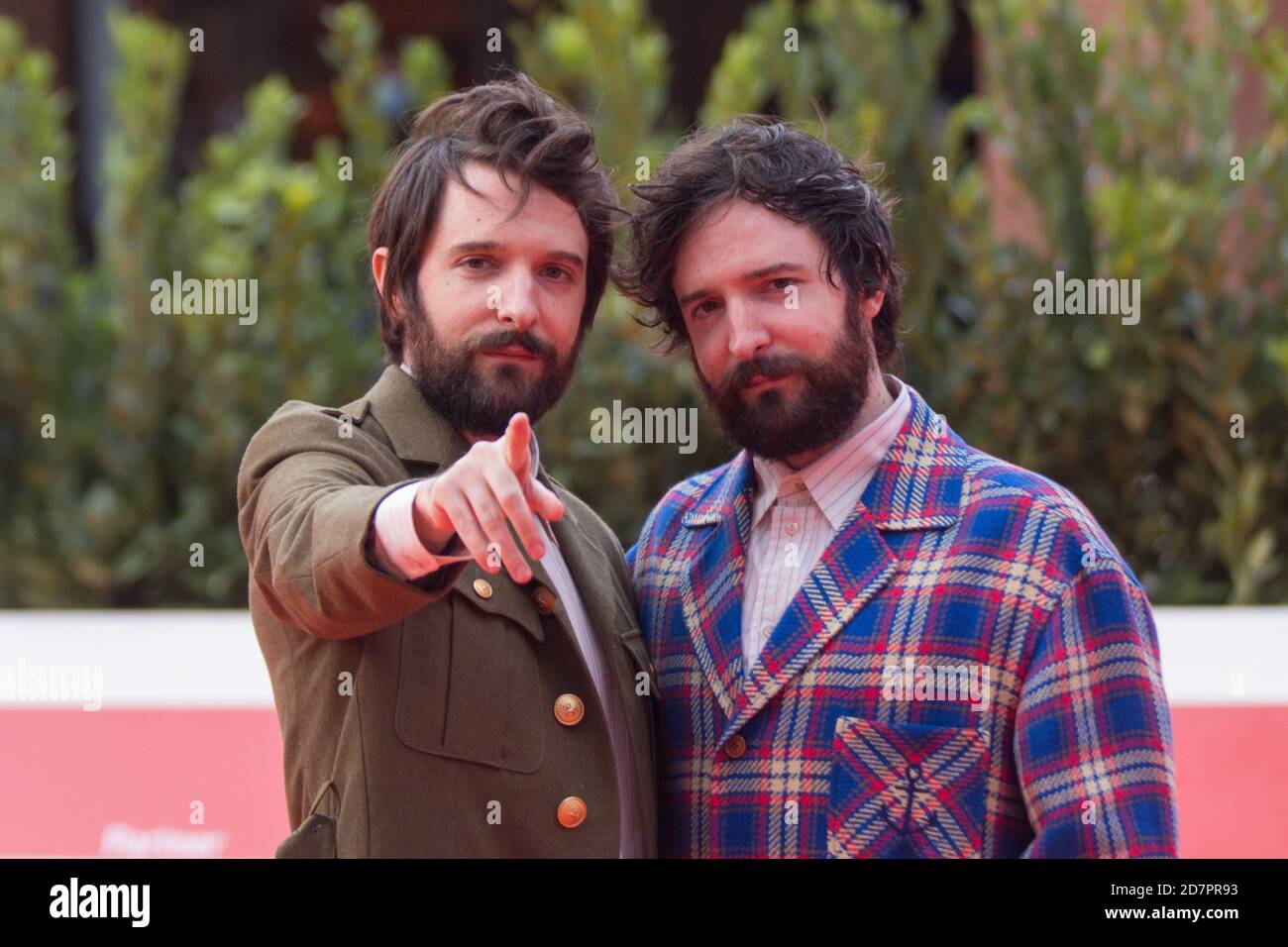 Rom, Italien. Oktober 2020. Die italienischen Regisseure Damiano und Fabio D'Innocenzo besuchen am 23. Oktober 2020 den roten Teppich des neunten Tages des Rome Film Fest 2020 in Rom, Italien. (Foto: Matteo Nardone/Pacific Press/Sipa USA) Quelle: SIPA USA/Alamy Live News Stockfoto