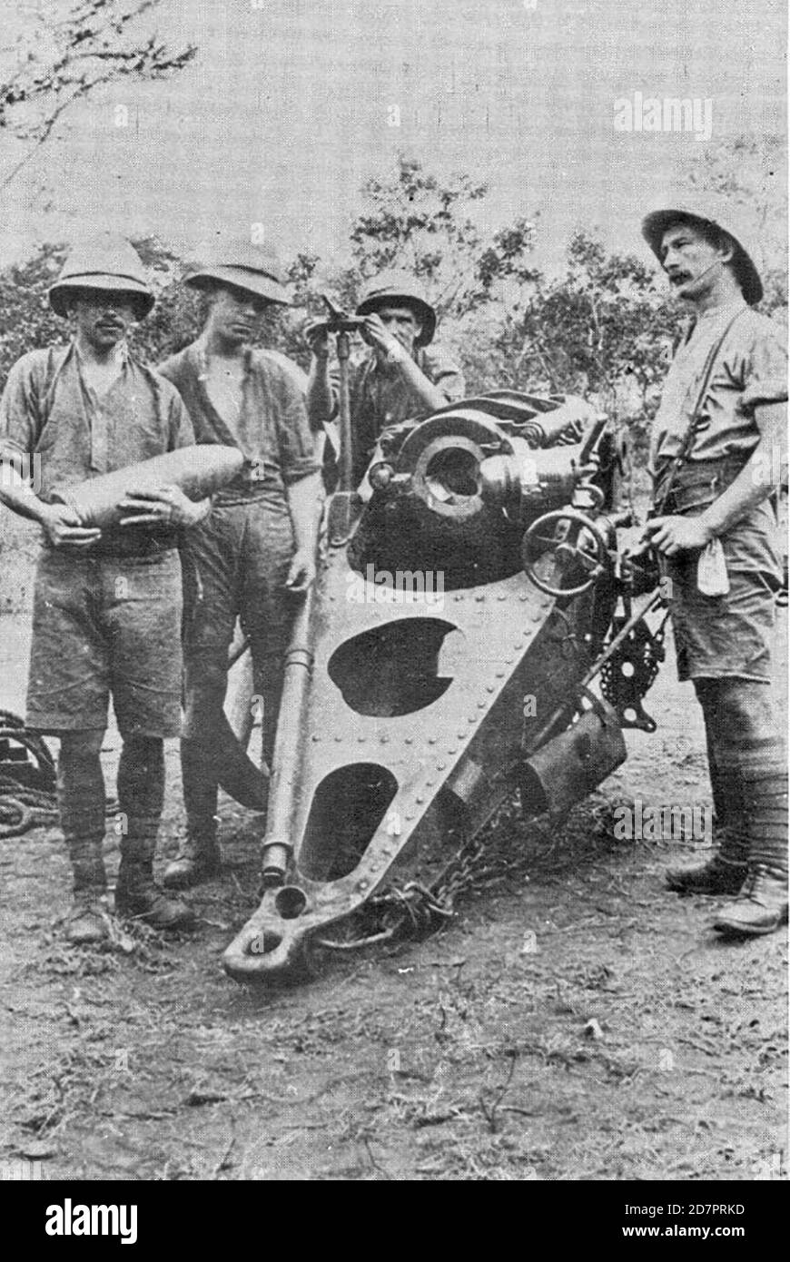 Foto von Waffencrew und BL 5.4 Zoll Haubitze; von Breech Ende gesehen. Deutsch Ostafrika Kampagne; Weltkrieg I. Ca. . 1916-1917 Stockfoto