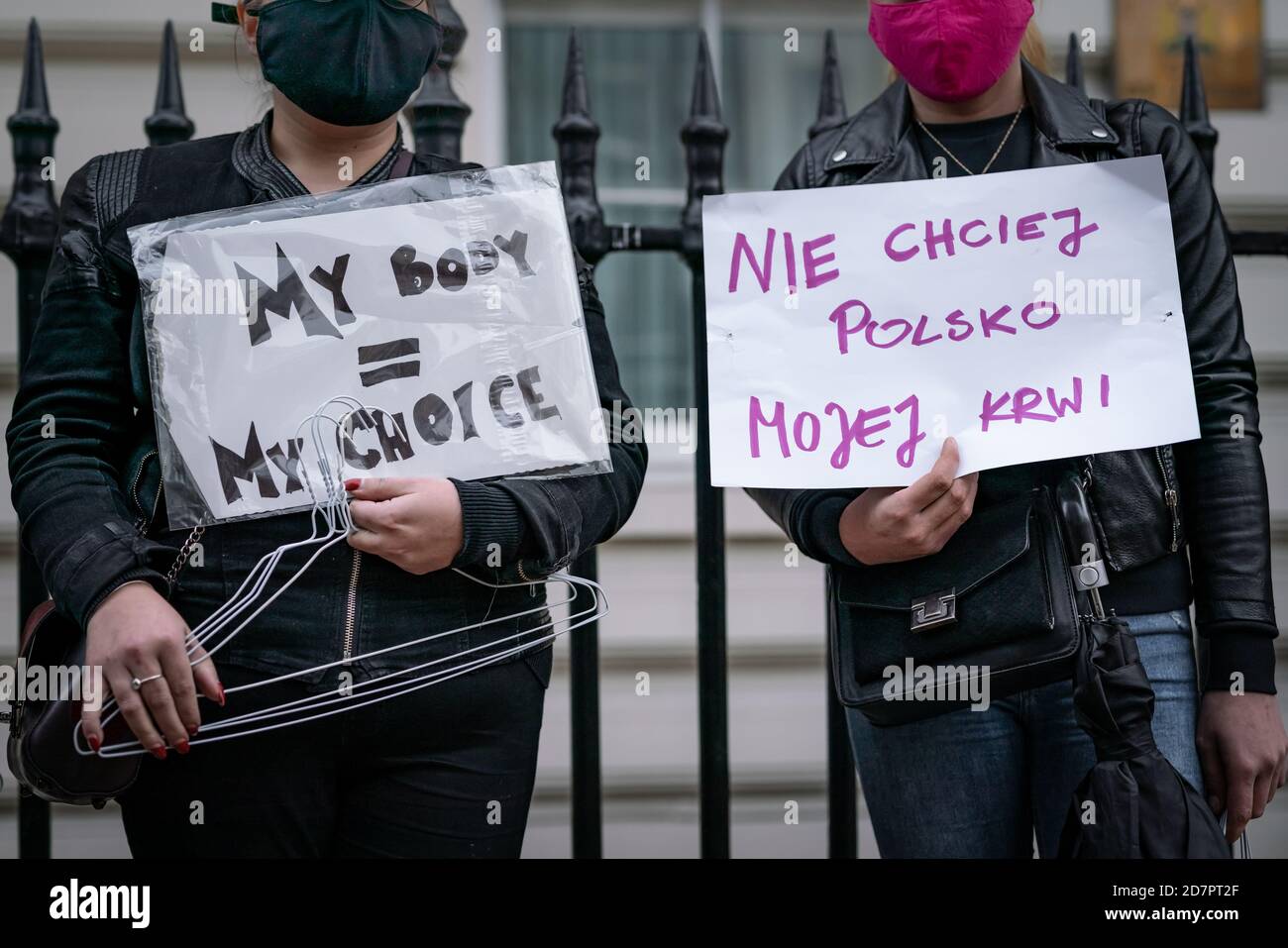 Hunderte von Britisch-Polen versammeln sich vor der polnischen Botschaft in London, um gegen ein nahezu totales Abtreibungsverbot zu protestieren. Die Demonstranten schlossen sich in Solidarität mit Tausenden von Menschen an, die in Städten in ganz Polen marschierten, als Reaktion auf das Urteil des obersten polnischen Gerichts am Donnerstag, dass ein bestehendes Gesetz, das die Abtreibung von missgebildeten Föten zulässt, mit der Verfassung unvereinbar sei. Das Urteil hat einen Aufschrei von Rechtsgruppen in und außerhalb des zutiefst katholischen Landes mit 38 Millionen Menschen ausgelöst. Einige Demonstranten skandierten: „Freiheit, Gleichheit, Frauenrechte“. London, Großbritannien. Stockfoto