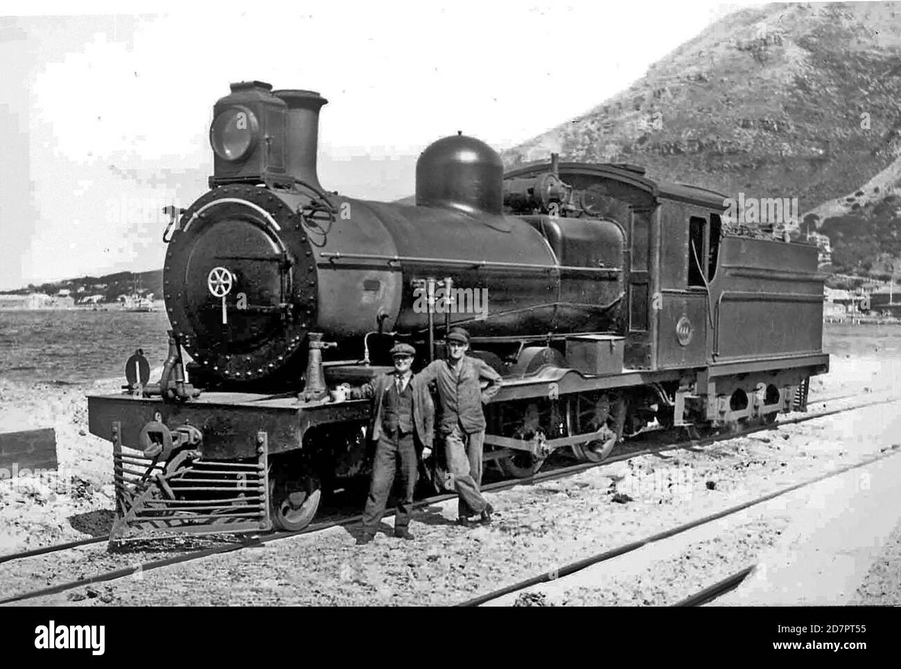 Südafrika Geschichte: SAR Klasse 6A 4-6-0 no 444; mit Belpaire fireboxLocation: Auf der Simonâ €™s Town Linie mit Simon's Town im Hintergrund; Fahrer Cooper und Stoker C. Ley. Ca. 1926 Stockfoto