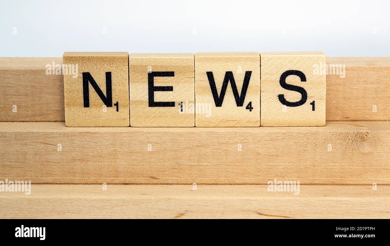 Buchstabenblöcke auf einer Holzstange bilden das Wort Nachrichten, Symbolbild für Nachrichten, Nachrichten, Deutschland Stockfoto