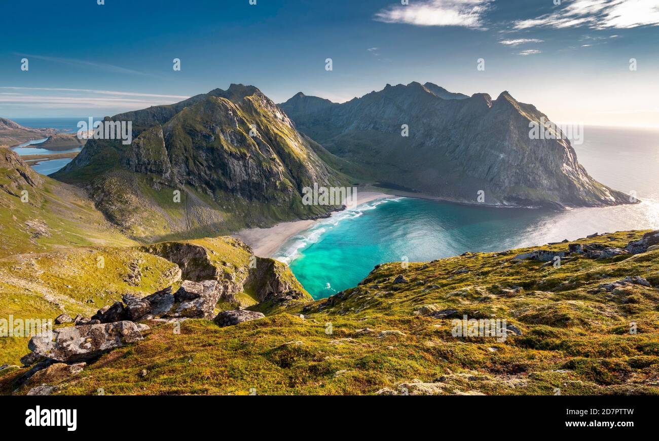 Blick vom Gipfel auf Kvalvika Strand und breites Meer, Ryten Gipfel, Fredvang, Lofoten, Nordland, Norwegen Stockfoto