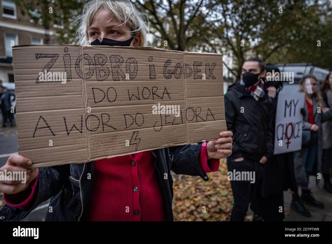 Hunderte von Britisch-Polen versammeln sich vor der polnischen Botschaft in London, um gegen ein nahezu totales Abtreibungsverbot zu protestieren. Die Demonstranten schlossen sich in Solidarität mit Tausenden von Menschen an, die in Städten in ganz Polen marschierten, als Reaktion auf das Urteil des obersten polnischen Gerichts am Donnerstag, dass ein bestehendes Gesetz, das die Abtreibung von missgebildeten Föten zulässt, mit der Verfassung unvereinbar sei. Das Urteil hat einen Aufschrei von Rechtsgruppen in und außerhalb des zutiefst katholischen Landes mit 38 Millionen Menschen ausgelöst. Einige Demonstranten skandierten: „Freiheit, Gleichheit, Frauenrechte“. London, Großbritannien. Stockfoto