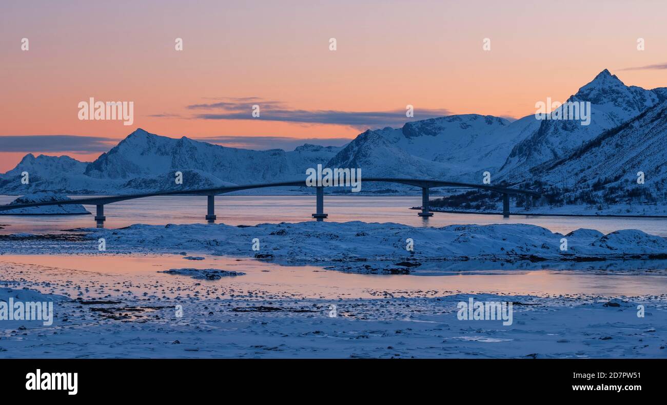 Gimsoy-Brücke, Boxsprungbrücke über den Gimsoystraumen-Fjord, Winterlandschaft in stimmungsvoller Dämmerung, Kleppstad, Nordland, Lofoten, Norwegen Stockfoto