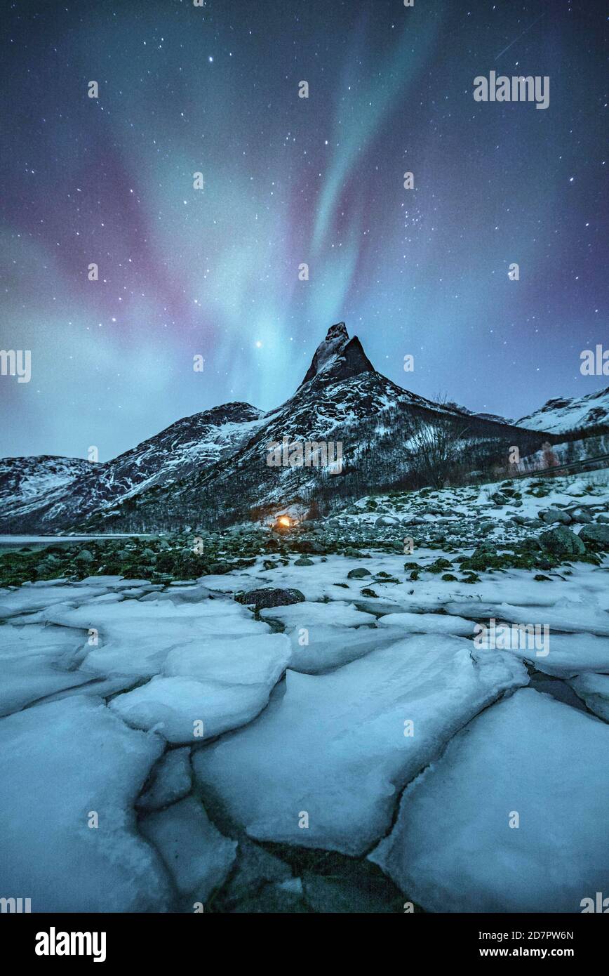 Berggipfel (Aurora borealis) Stetind, arktische Winterlandschaft, Nachtansicht, Sternenhimmel, Nordlichter Nordlichter, vor Eisschollen Stockfoto