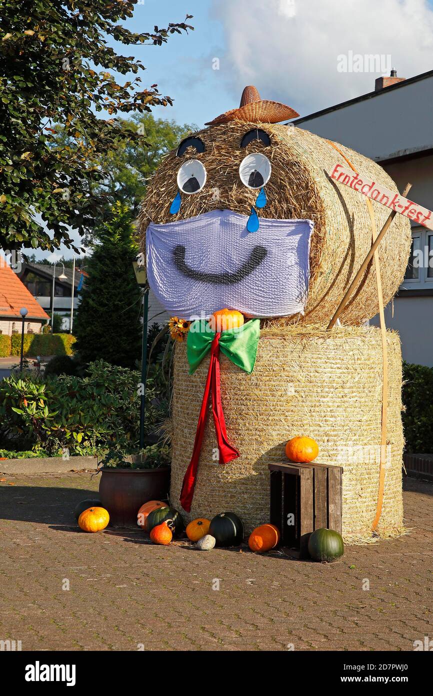 Dekorierter Strohballen für das Erntefest, Holm, Schleswig-Holstein, Deutschland Stockfoto