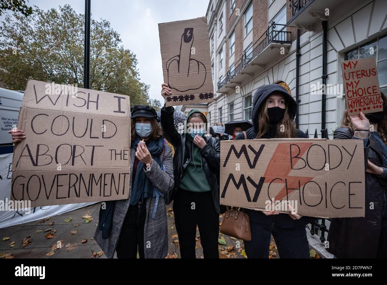 Hunderte von Britisch-Polen versammeln sich vor der polnischen Botschaft in London, um gegen ein nahezu totales Abtreibungsverbot zu protestieren. Die Demonstranten schlossen sich in Solidarität mit Tausenden von Menschen an, die in Städten in ganz Polen marschierten, als Reaktion auf das Urteil des obersten polnischen Gerichts am Donnerstag, dass ein bestehendes Gesetz, das die Abtreibung von missgebildeten Föten zulässt, mit der Verfassung unvereinbar sei. Das Urteil hat einen Aufschrei von Rechtsgruppen in und außerhalb des zutiefst katholischen Landes mit 38 Millionen Menschen ausgelöst. Einige Demonstranten skandierten: „Freiheit, Gleichheit, Frauenrechte“. London, Großbritannien. Stockfoto