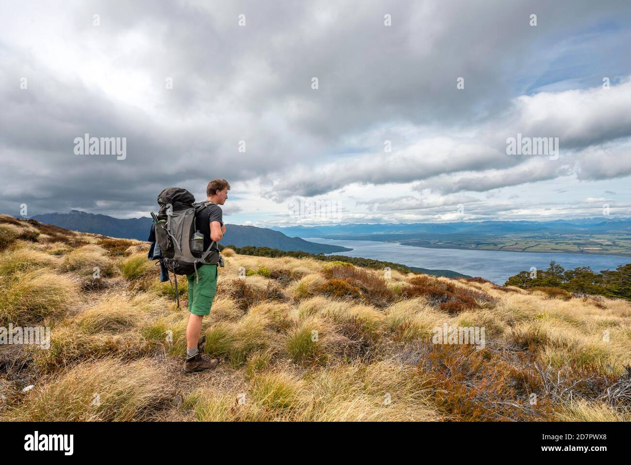 Wanderer blicken auf Lake Te Anau und Southfiord, Kepler Track, Fiordland National Park, Southland, South Island, Neuseeland Stockfoto