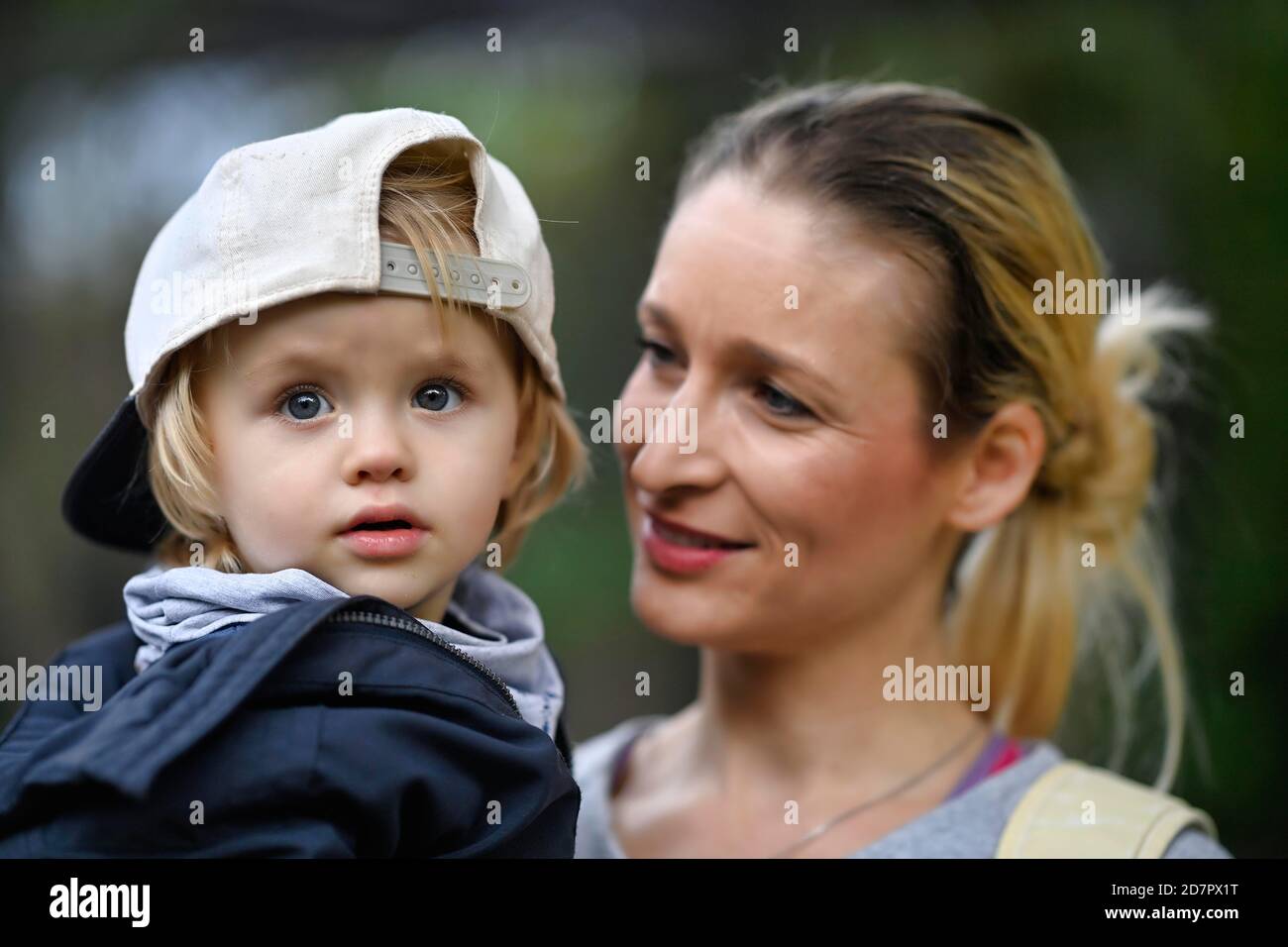 Mutter hält Sohn, 2 Jahre alt, in den Armen, Stuttgart Baden-Württemberg, Deutschland Stockfoto