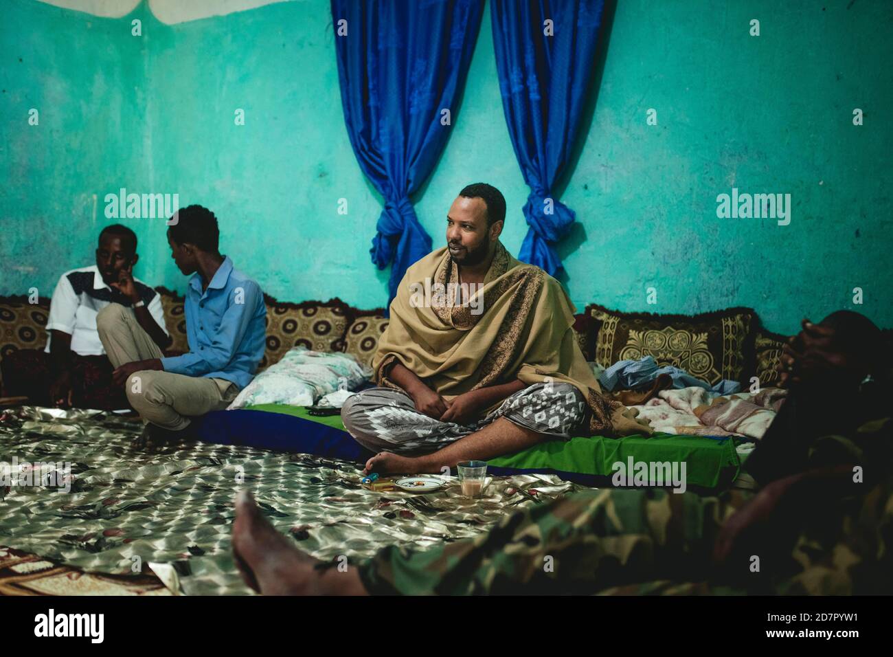 Barkhat, einflussreicher Weihrauchhändler, der 70% des Handels kontrolliert, empfängt seine Gäste während eines Aufenthalts, Erigavo, Sanaag, Somaliland, Somalia Stockfoto