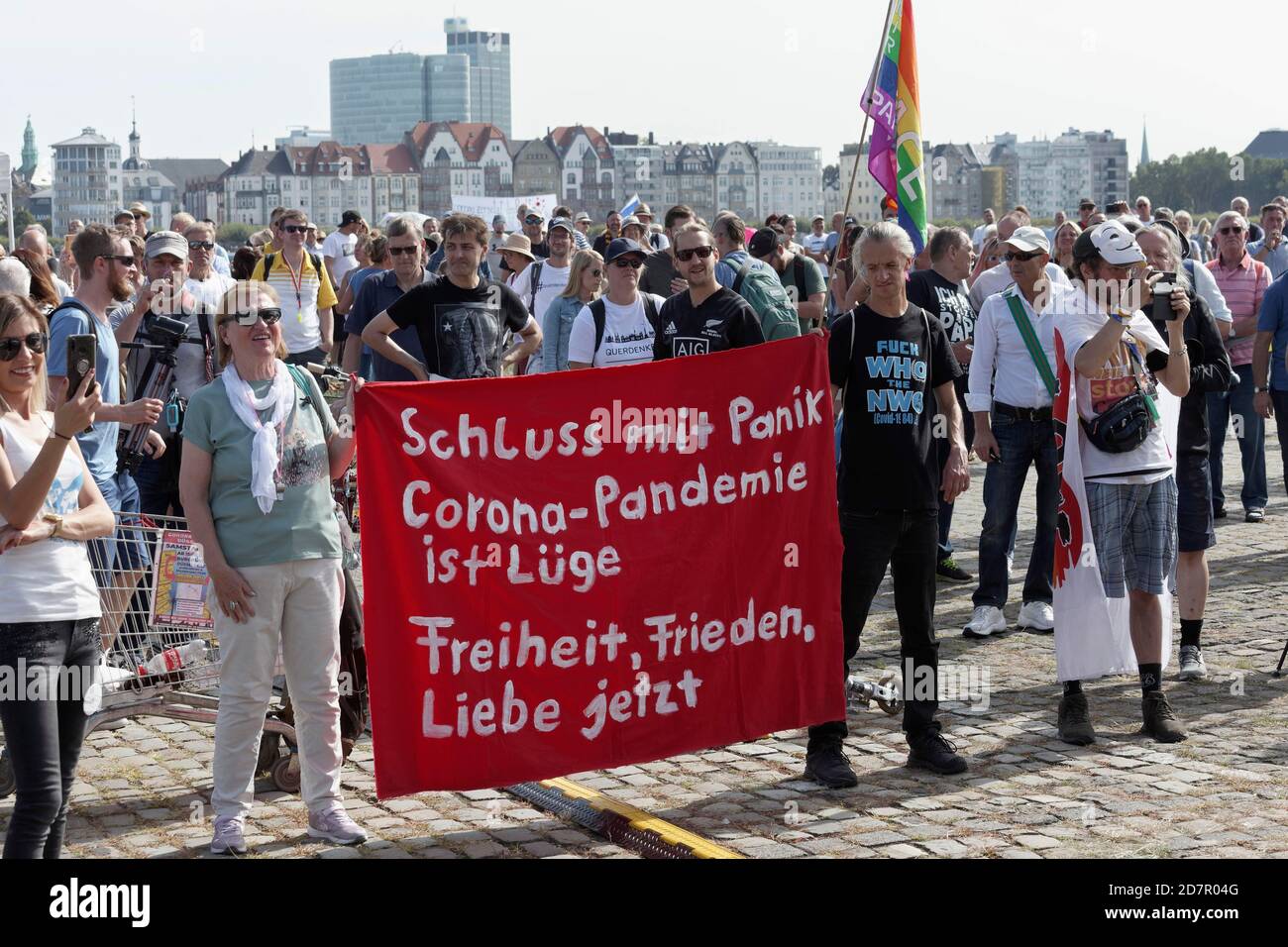 Demo gegen Coronaregeln auf den Rheinwiesen, Coronarebellen und Querdenker mit Bannern, Düsseldorf, Nordrhein-Westfalen Stockfoto