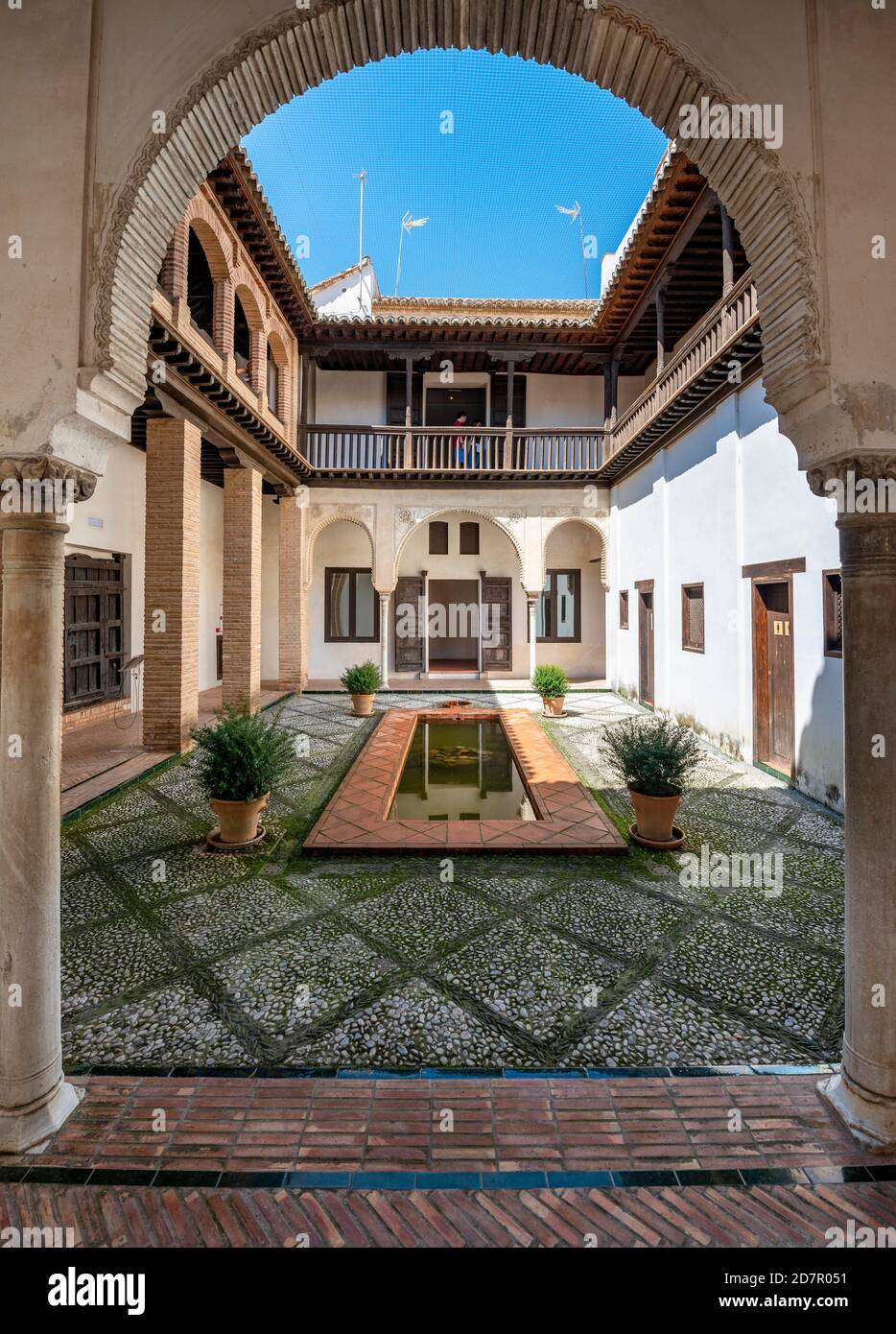 Patio, Casa Morisca de la calle Horno de Oro, altes maurisches Haus mit Innenhof und Brunnen, Granada, Andalusien, Spanien Stockfoto