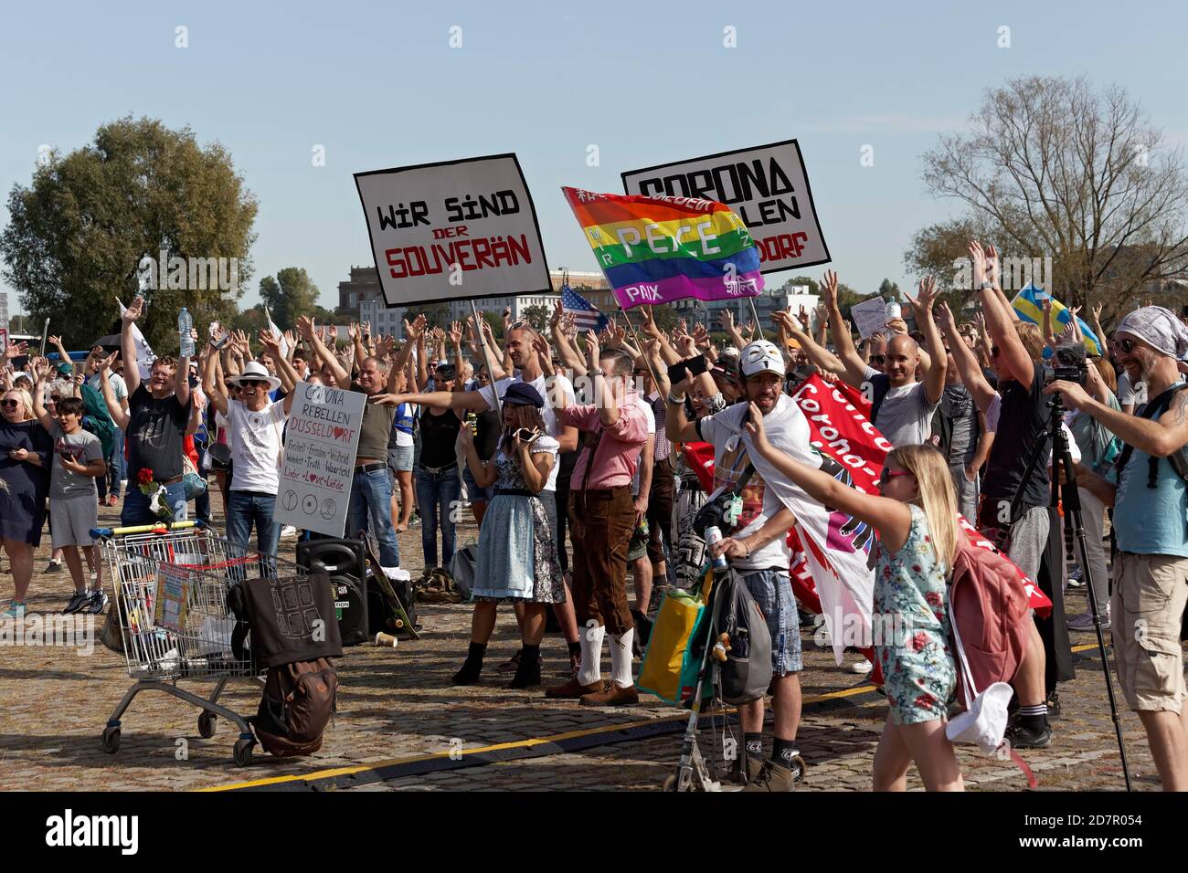 Demo gegen Coronaregeln auf den Rheinwiesen, Coronarebellen und Querdenker mit Bannern, Düsseldorf, Nordrhein-Westfalen Stockfoto