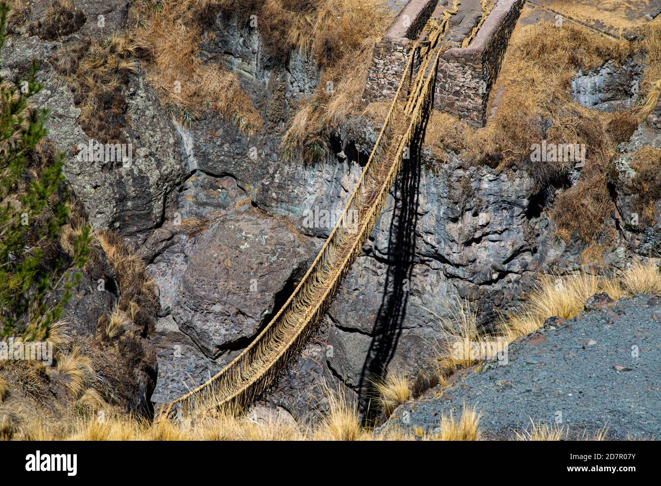 Qu'eswachaka Hängebrücke, Seilbrücke aus geflochtenem peruanischem Federgras (Stipa ichu), über dem Apurimac-Fluss, dem letzten bekannten Inka Stockfoto