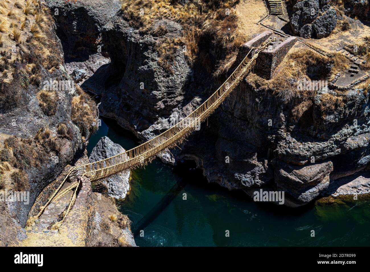 Qu'eswachaka Hängebrücke, Seilbrücke aus geflochtenem peruanischem Federgras (Stipa ichu), über dem Apurimac-Fluss, dem letzten bekannten Inka Stockfoto