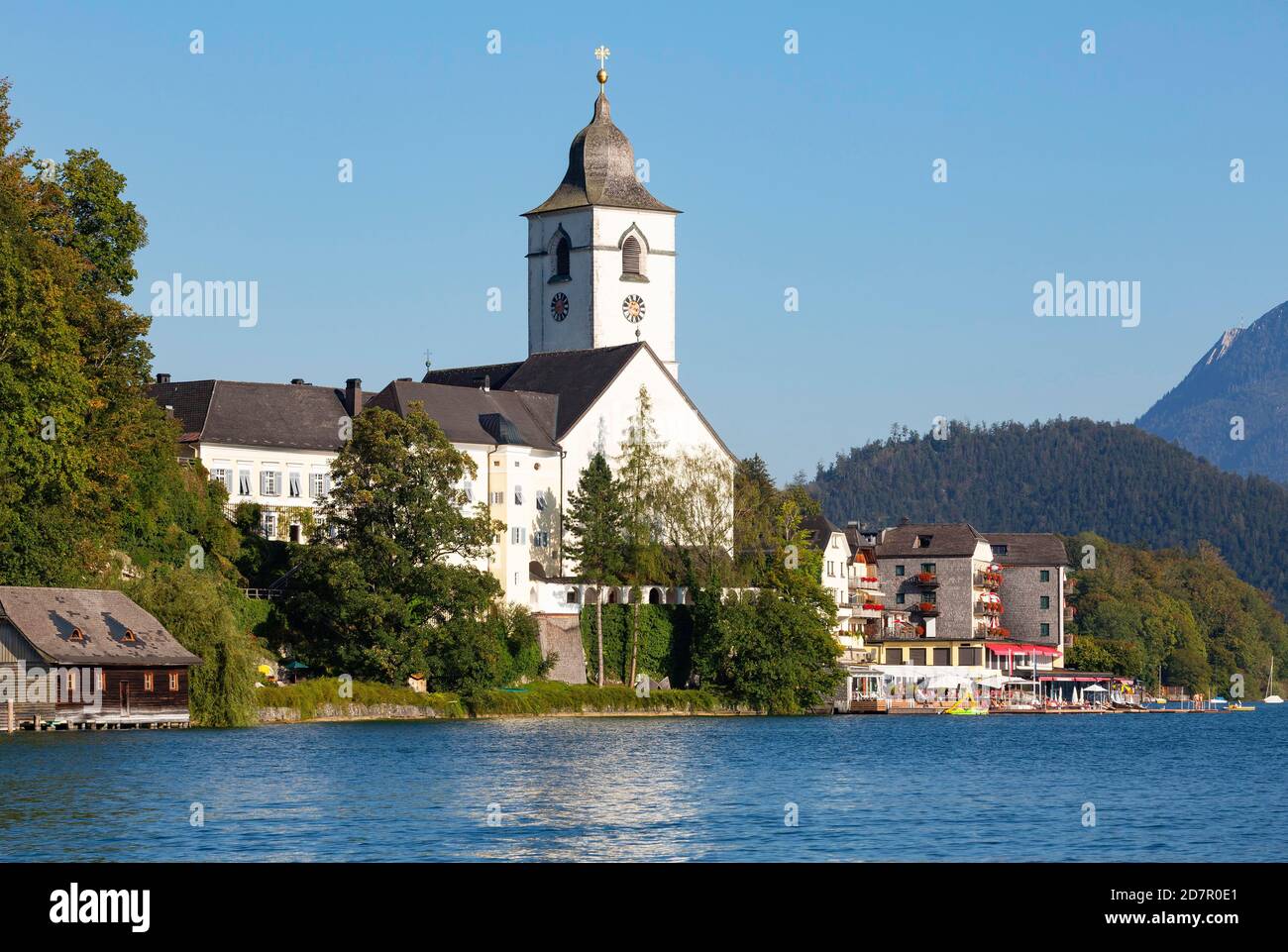 Wallfahrtskirche Sankt Wolfgang mit Hotel im Weissen Roessl am Wolfgangsee, Sankt Wolfgang am Wolfgangsee, Salzkammergut, Oberösterreich, Österreich Stockfoto