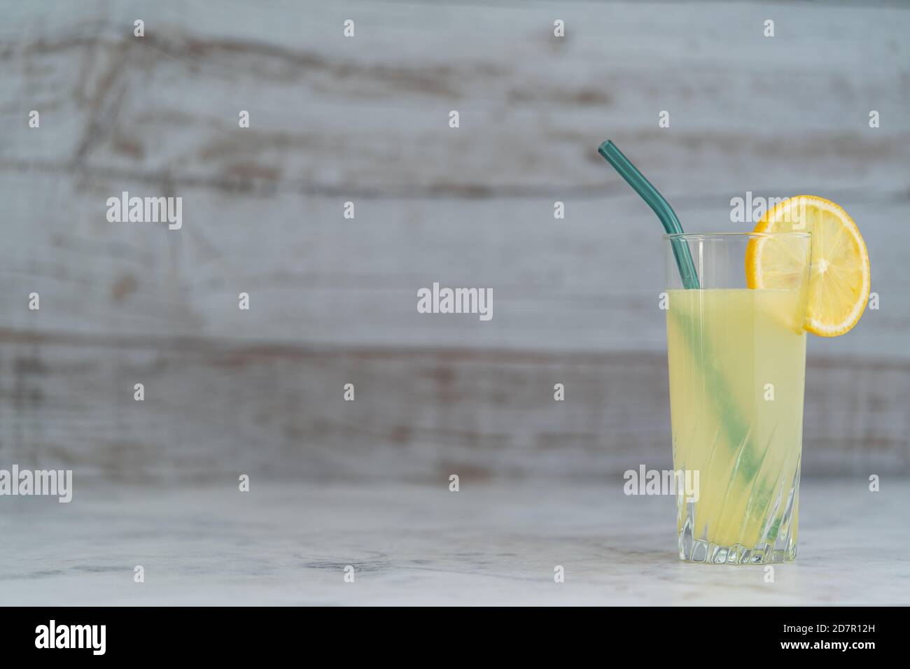 Limonade mit Glas und wiederverwendbarem Stroh. Kopieren Raum und Holz Hintergrund. Stockfoto