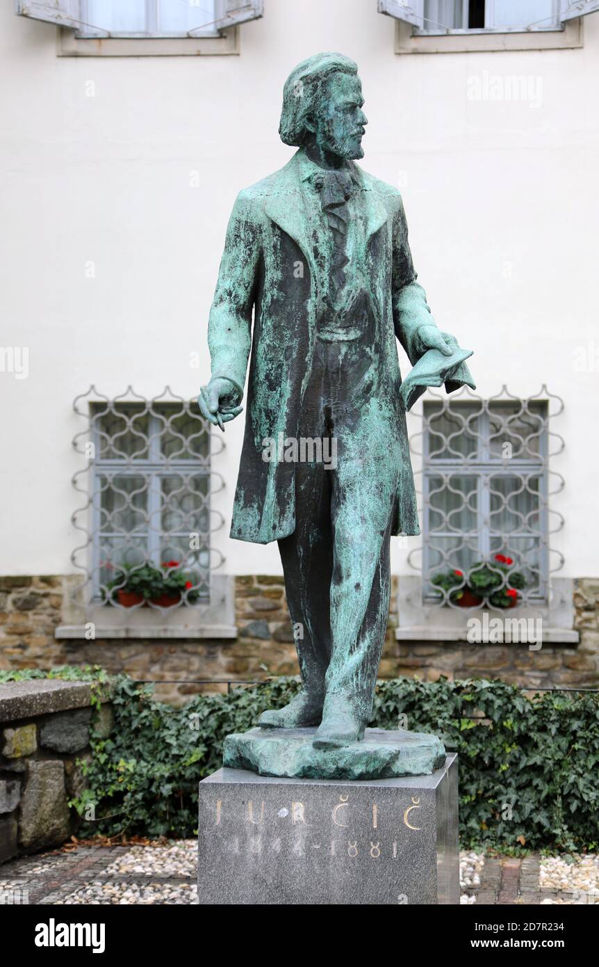 Statue des berühmten slowenischen Schriftstellers Josip Jurcic neben Maribor Schloss in Slowenien Stockfoto