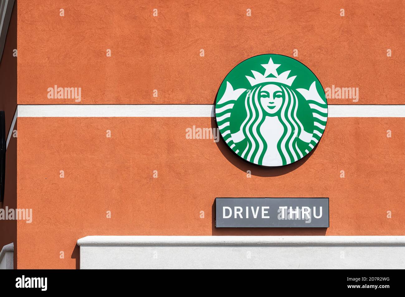 Gainesville, USA - 27. April 2018: Schild Logo Nahaufnahme für Starbucks Coffee Shop isoliert an der Wand in Florida und Text für Drive-Thru für Conveni Stockfoto
