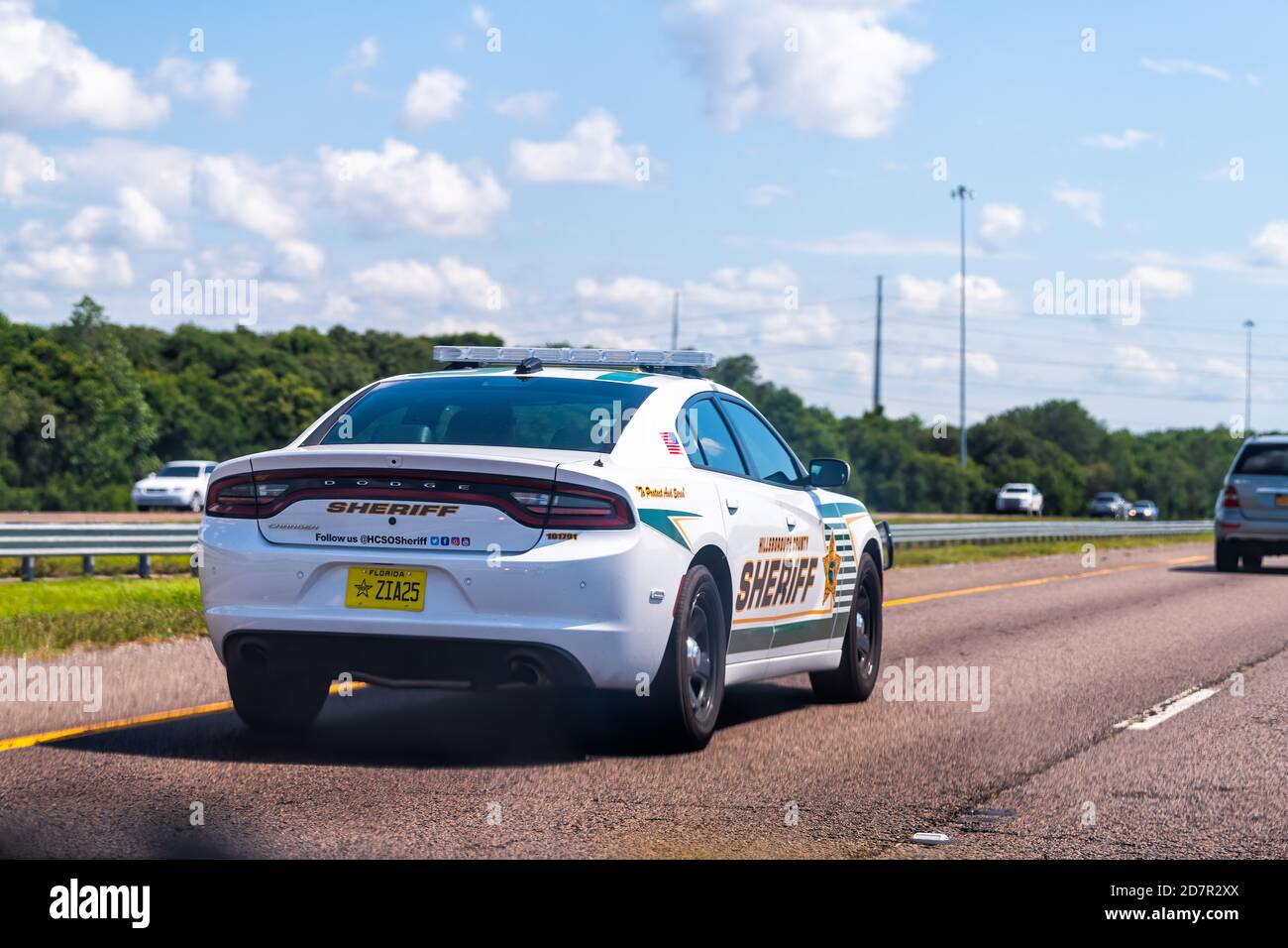 Gibsonton, USA - 27. April 2018: Florida Autobahn Straße in der Nähe von Tampa mit Verkehr Sheriff Polizei Auto Schild an sonnigen Tag Stockfoto