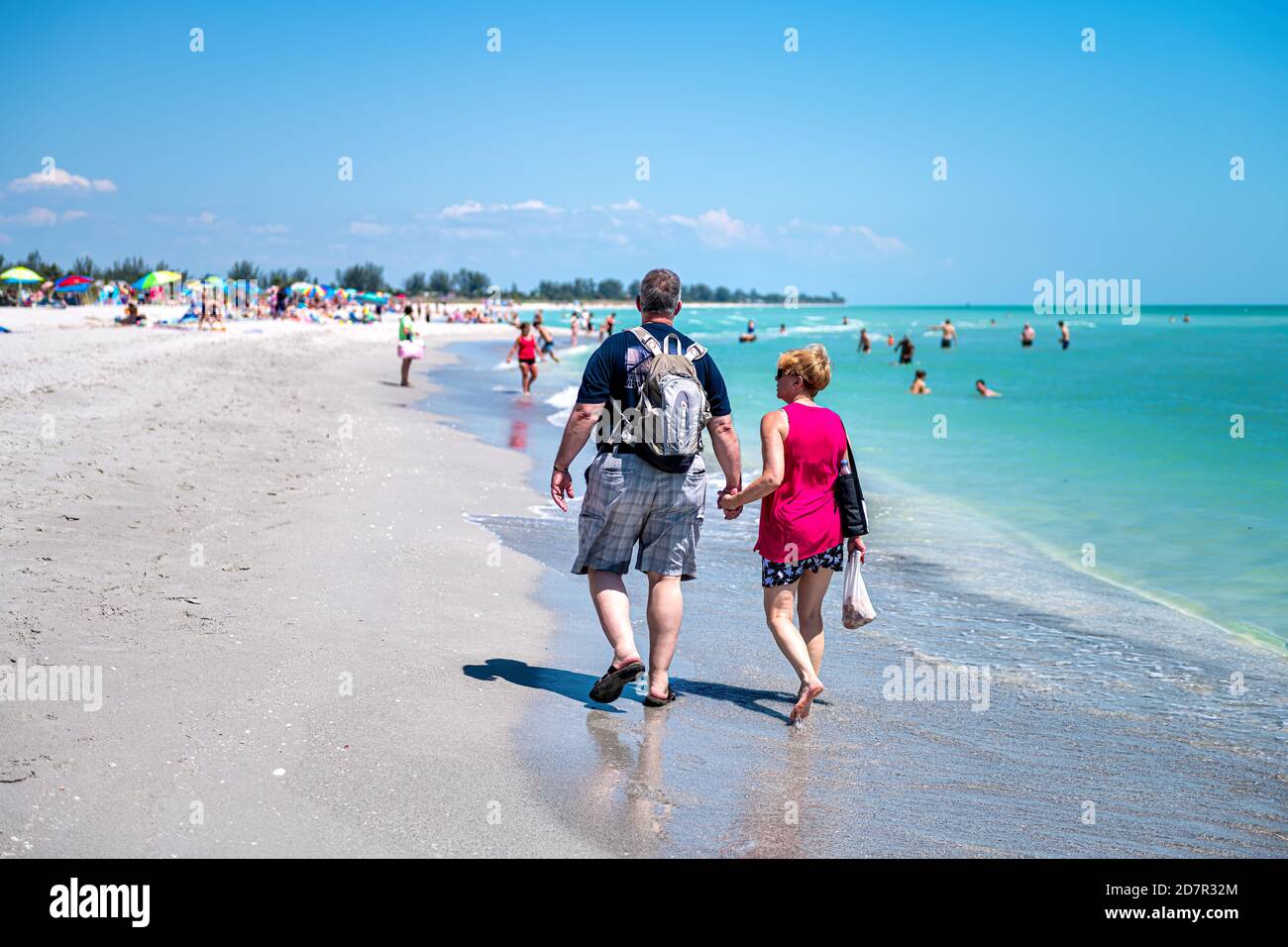 Sanibel Island, USA - 29. April 2018: Bowman's Beach mit Pärchen auf Sand und vielen Menschen im Hintergrund durch buntes Wasser Stockfoto
