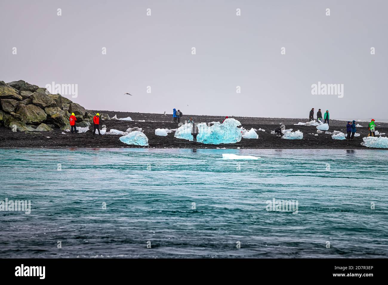 Jokulsarlon, Island - 15. Juni 2018: Gletschersee mit vielen Eisbergen, die mit Touristen auf dem Wasser schwimmen Stockfoto