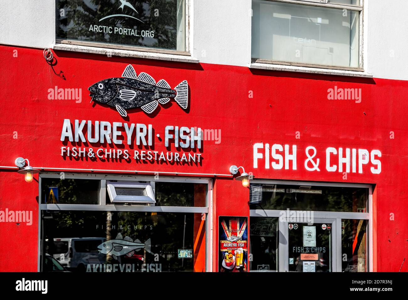 Akureyri, Island - 17. Juni 2018: Kleine Stadt Dorf Stadt mit Fisch und Chips Restaurant Chip Seafood Shop Eingang rot Gebäude Farbe Stockfoto