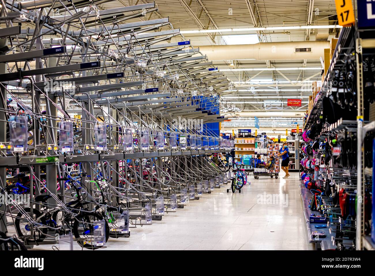 Sterling, USA - 12. September 2020: Walmart Supermarkt Supermarkt Supermarkt Shop Interieur mit Produkten Warengang und leere Regale für Fahrräder Fahrräder Stockfoto