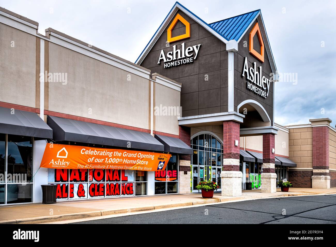 Sterling, USA - 12. September 2020: Ashley Homestore Schild am Ladeneingang in Fairfax County, Virginia mit Banner für große Eröffnung Stockfoto