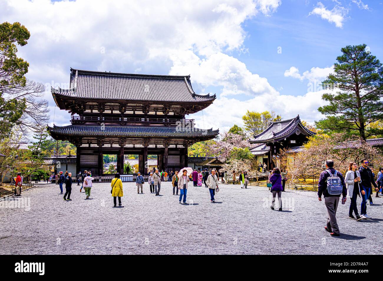 Kyoto, Japan - 10. April 2019: Kirschblüten Sakura Blumen im Frühling am Ninna-ji Tempel mit Menschen Touristen und Tor Gebäude Architektur Stockfoto