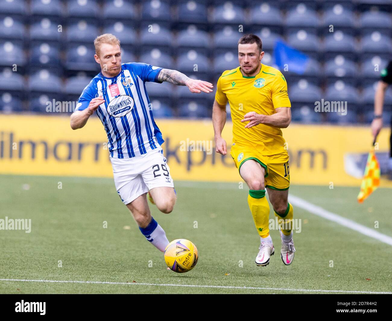 Chris Burke von Kilmarnock und Lewis Stevenson von Hibernian treten gegeneinander an Für den Ballbesitz während des Kilmarnock gegen Hibernian Spiel im Rugby Park Stockfoto