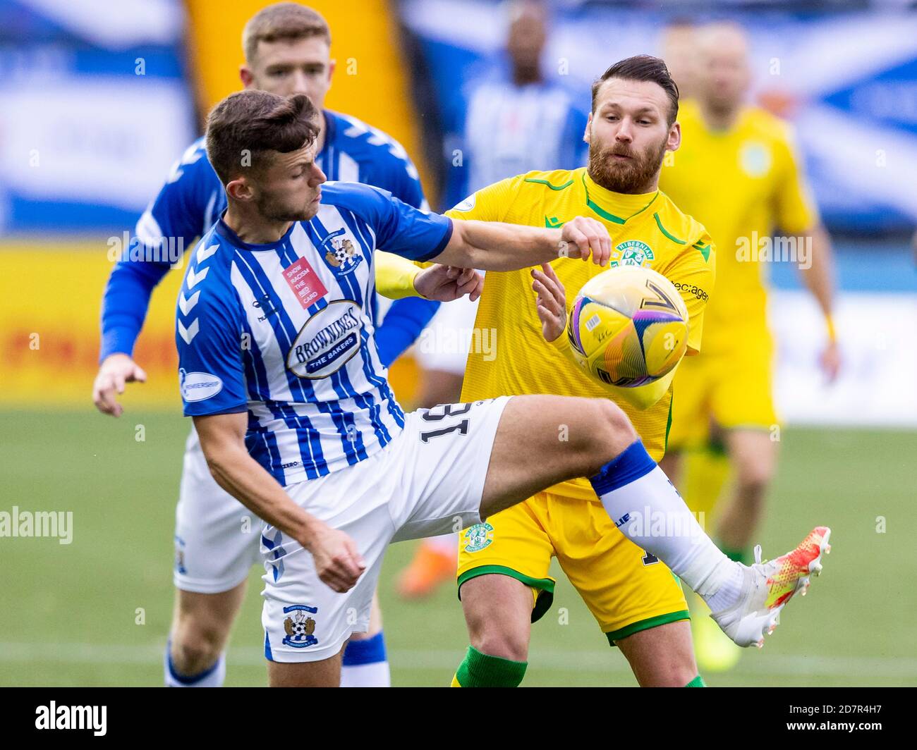 Martin Boyle von Hibernian und Callum Waters von Kilmarnock treten gegeneinander an Für den Ballbesitz während des Kilmarnock gegen Hibernian Spiel im Rugby Park Stockfoto