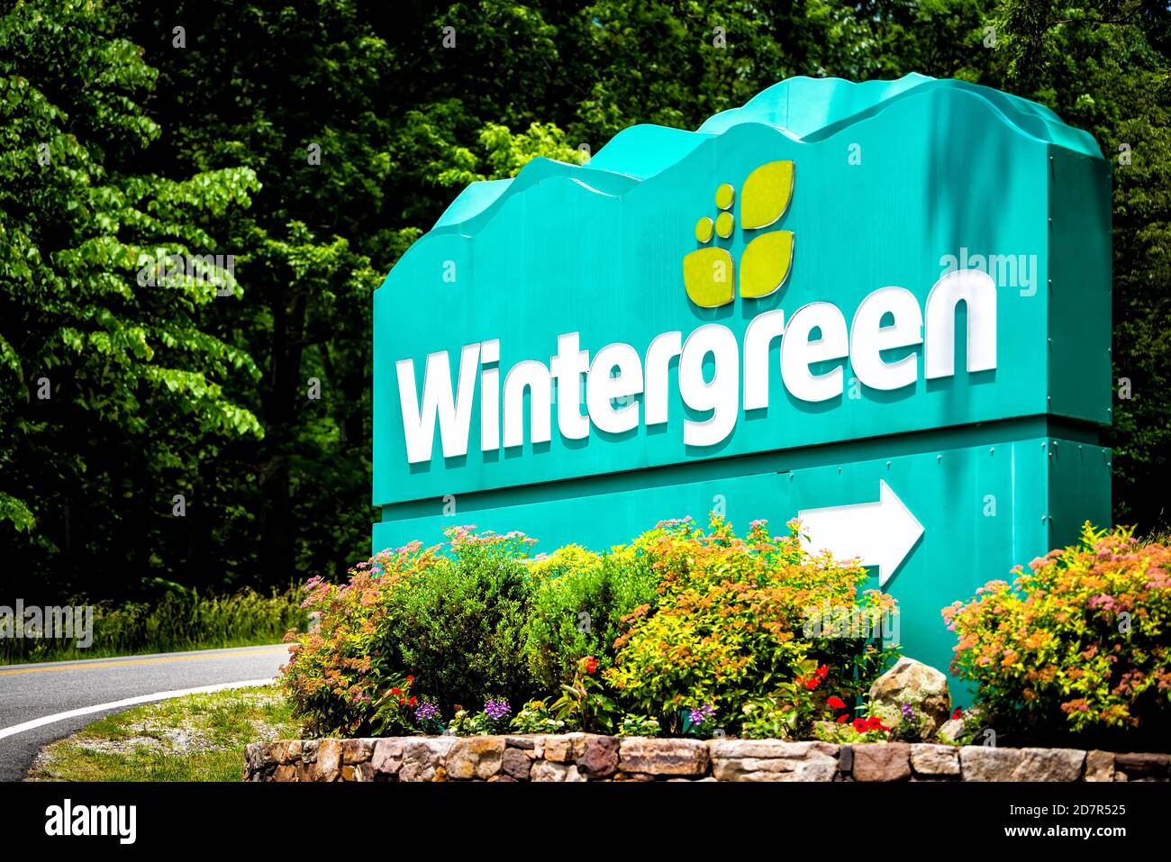 Wintergreen, USA - 9. Juni 2020: Grüner Sommer im Skigebiet Dorf in Blue Ridge Berge im Sommer mit Schild am Eingang Stockfoto